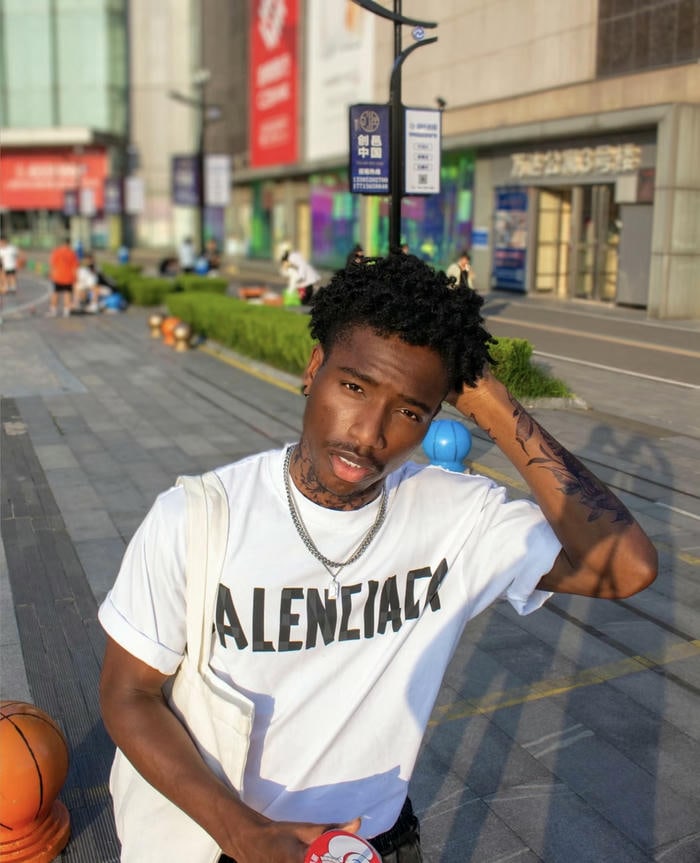 Meme anh da đen suy tư