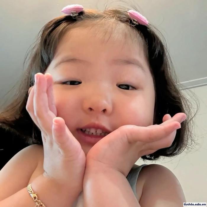 Meme baby cười tươi