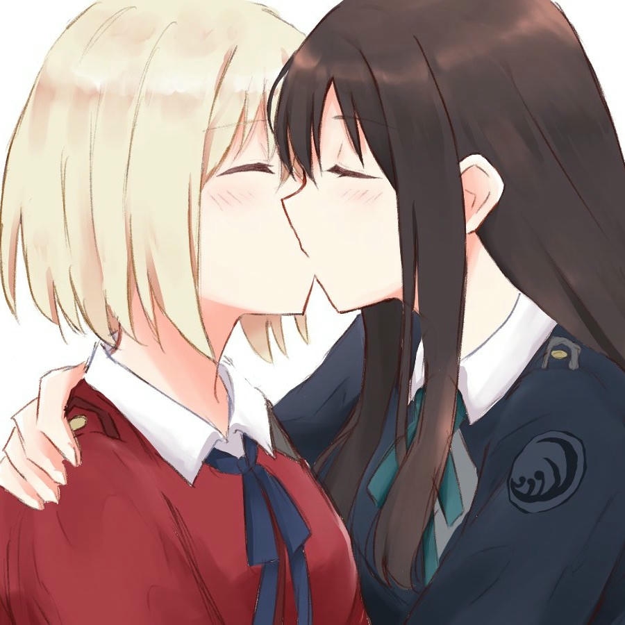 hai nhân vật anime bách hợp tựa sát nhau