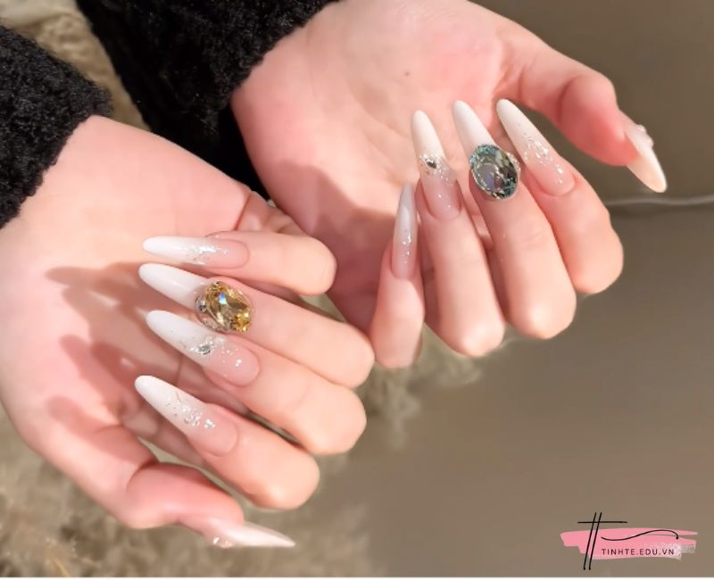 Nail Ombre trắng 4