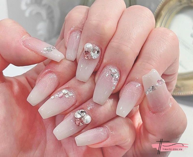 Nail Ombre trắng 2