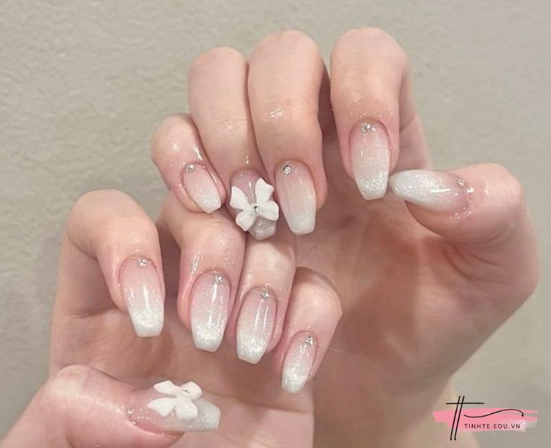 Nail Ombre trắng 3