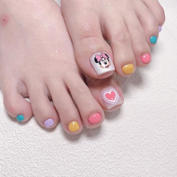 Các mẫu nail chân bạn gái Mickey