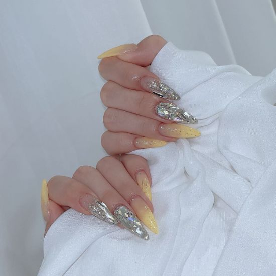 Nails dài nhọn đính đá ombre vàng