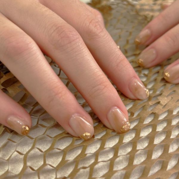 Mẫu nail Hàn Quốc đơn giản sơn vàng đồng