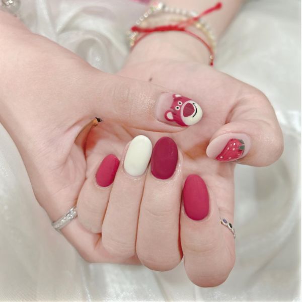 Mẫu nail hồng trắng vẽ gấu dâu đơn giản