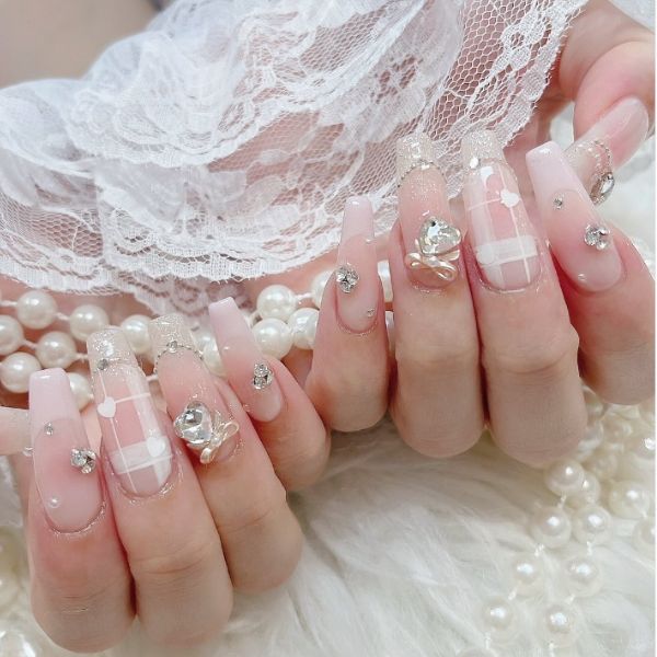 Mẫu nail trắng hồng đính đá cô dâu