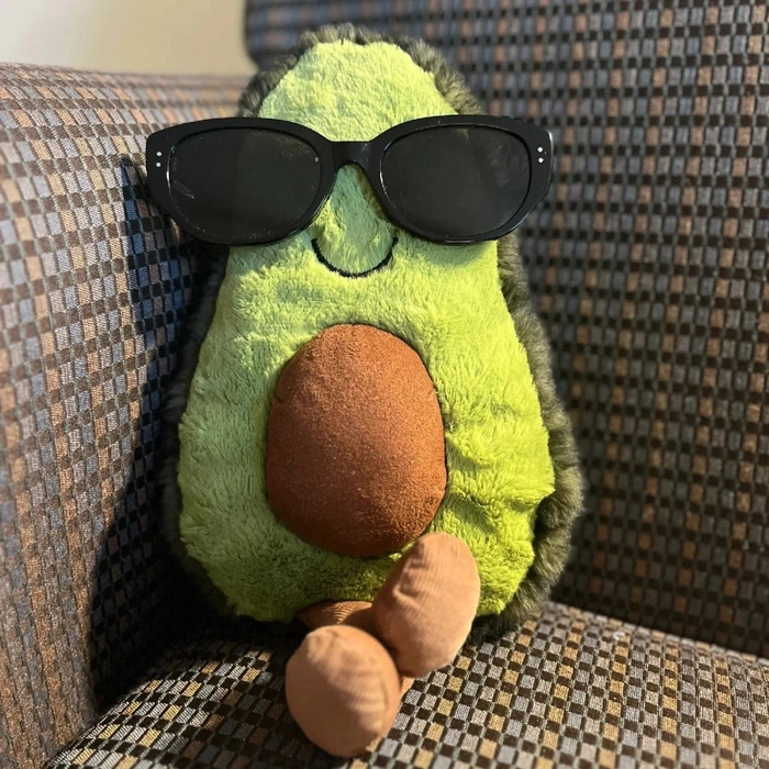 Ảnh avatar quả bơ cute đeo kính ngồi chilling