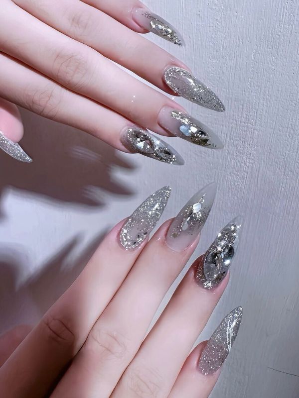 Nail xà cừ đính đá 1