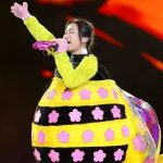 Nữ ca sĩ tài năng ẩn mình sau lớp mặt nạ - Ong Bây Bi là ai?