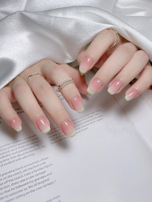 Mẫu nail bóng thời thượng cho học sinh 2