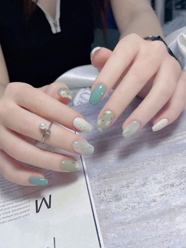 Nail cho học sinh vẽ họa tiết đơn giản 7