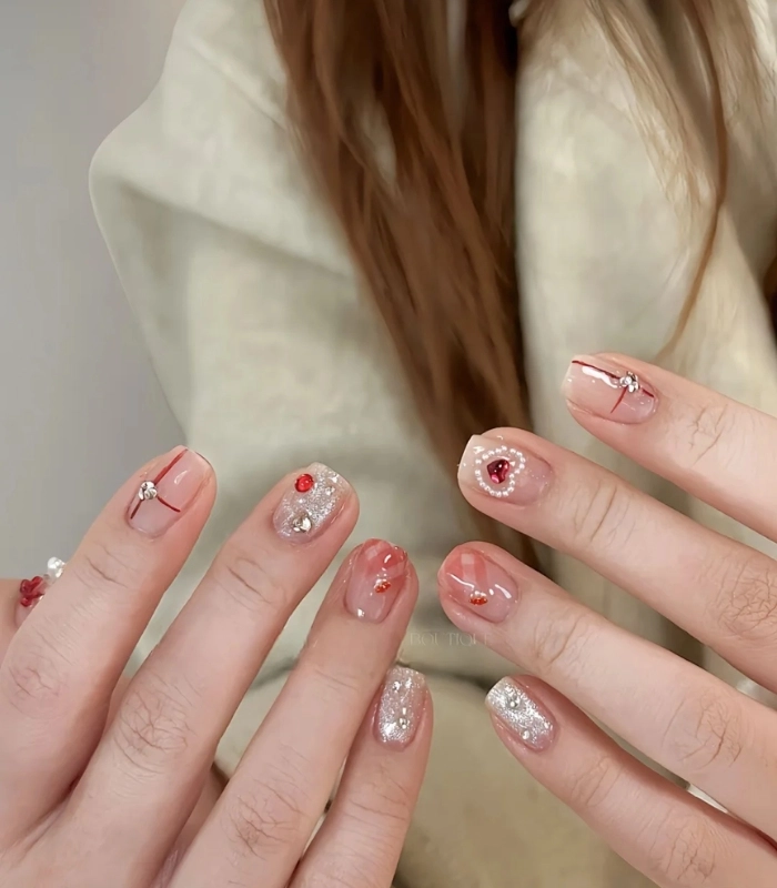 Kiểu nail đẹp cho móng ngắn đính đá
