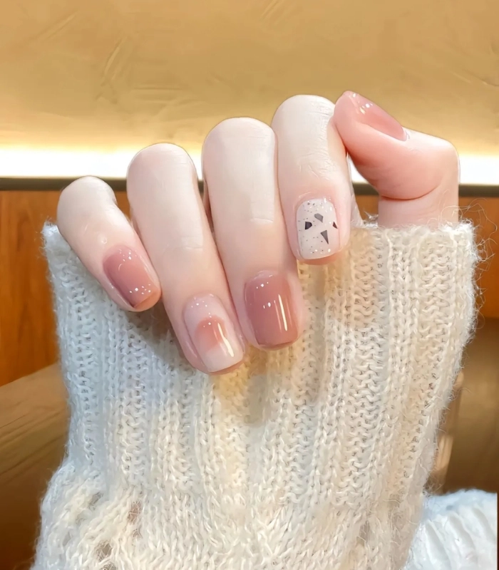 Mẫu móng đẹp cho móng ngắn phối họa tiết