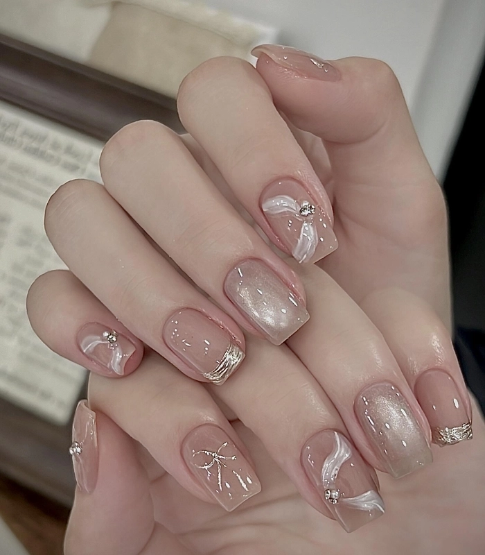 Mẫu nail đẹp dành cho móng ngắn đính kim tuyến
