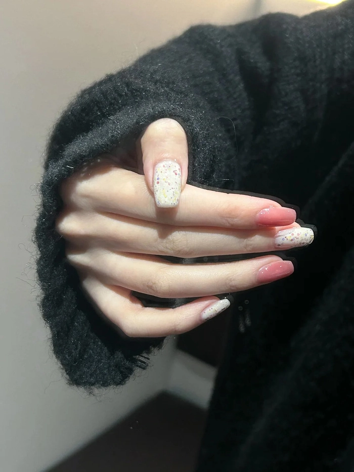 Mẫu nail trắng hồng đơn giản