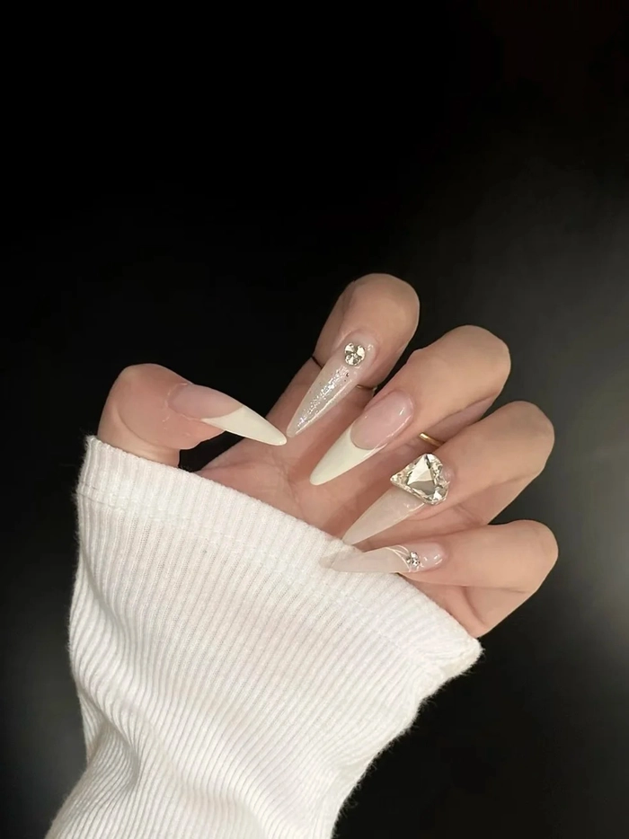 Mẫu nail trắng hồng trend 2025