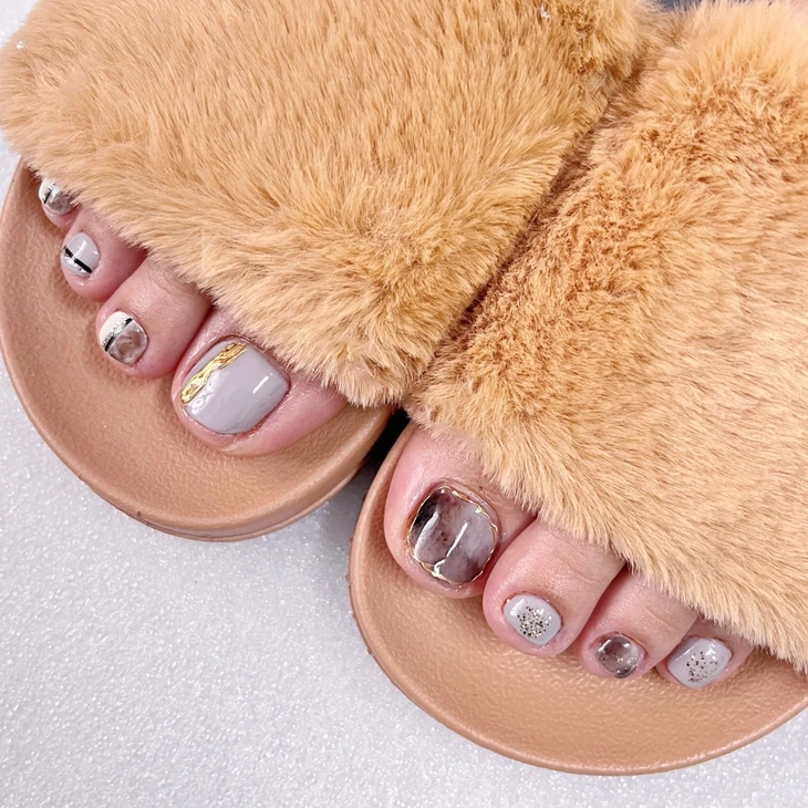 Mẫu nail xám đính đá lấp lánh
