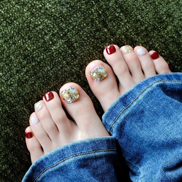 Nail chân đá khối nền trắng