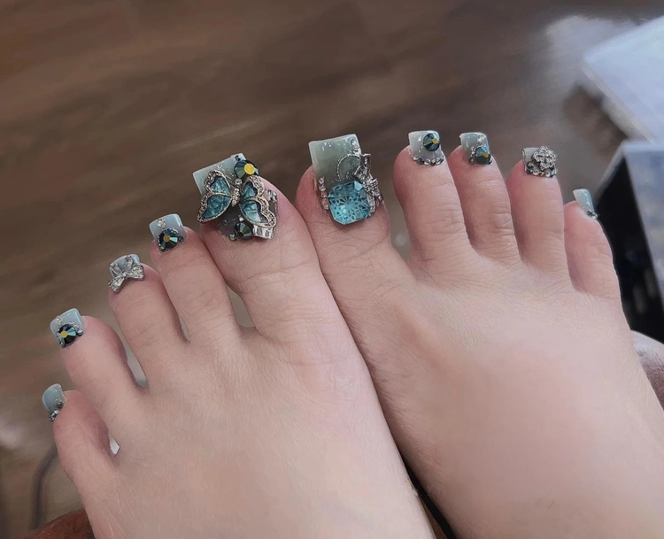 Nail chân đính đá khối viền móng