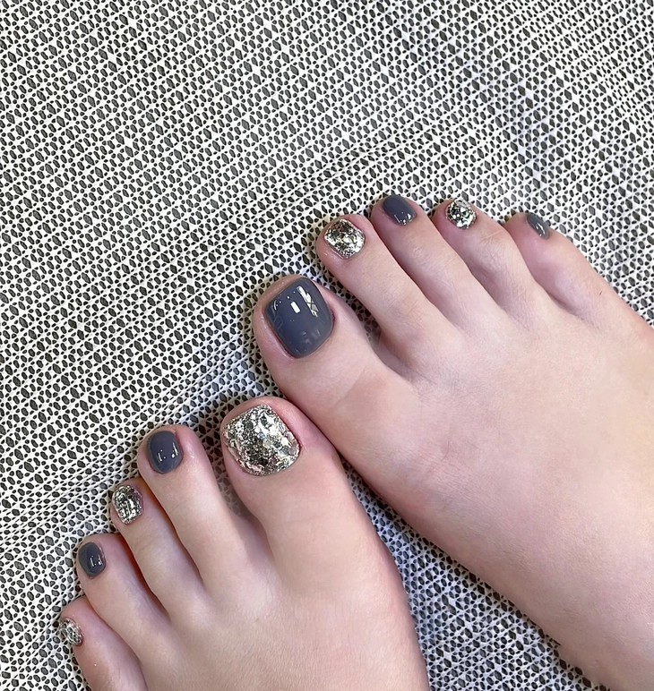 Nail chân màu xám nhũ kim tuyến