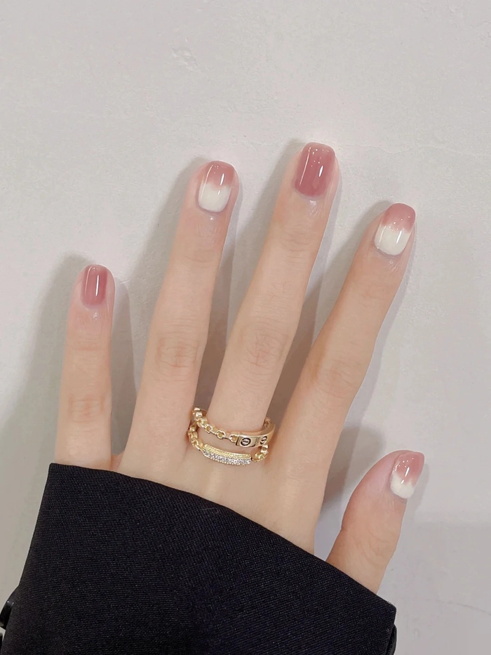 Nail hồng trắng đi làm chuẩn gu