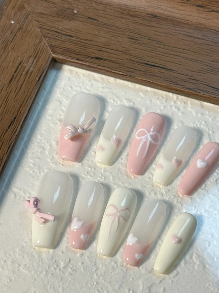 Nail hồng trắng kiểu Hàn xinh xắn
