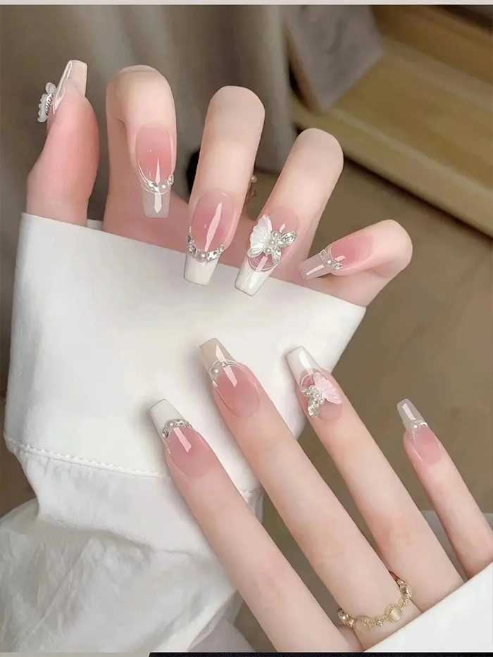 Nail hồng trắng mix đá lấp lánh