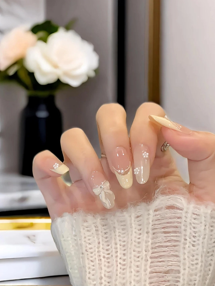 Nail hồng trắng tiểu thư vibe