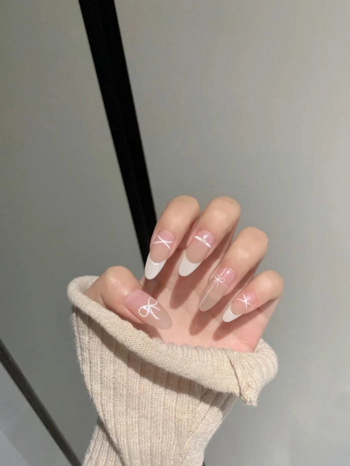 Nail hồng trắng tinh tế