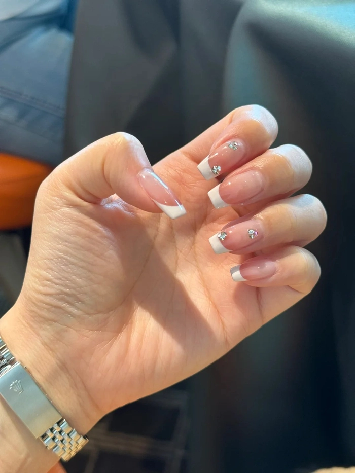 Nail hồng viền trắng thanh lịch