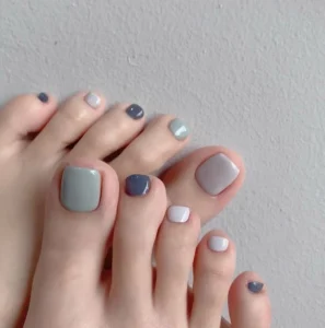 Nail màu xám khói đính đá sang chảnh