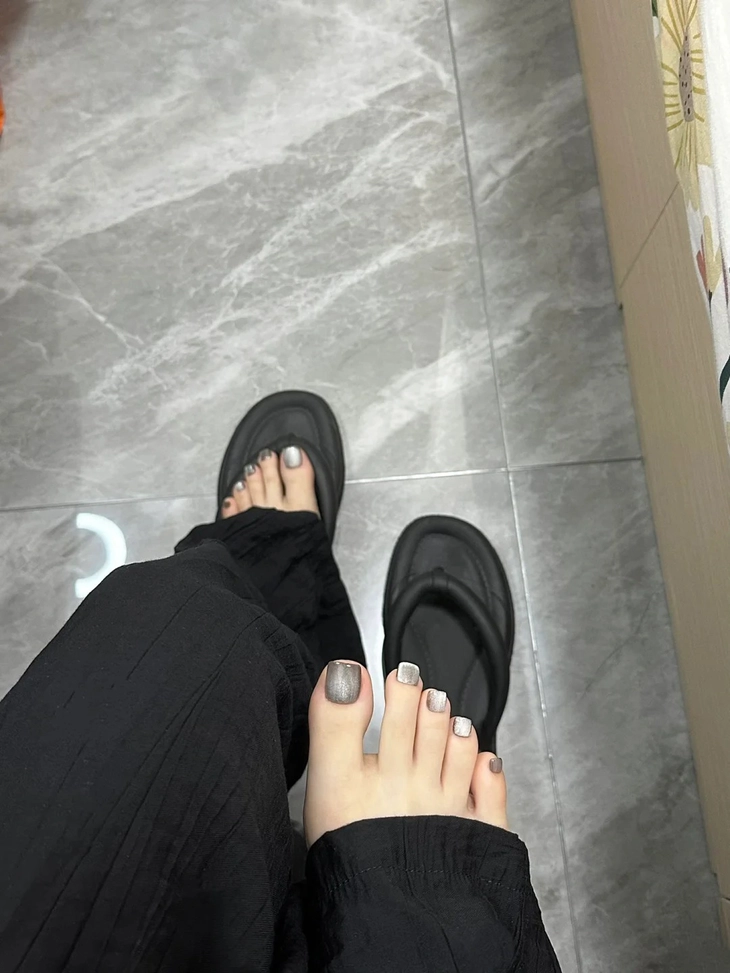 Nail màu xám khói phối ánh nhũ