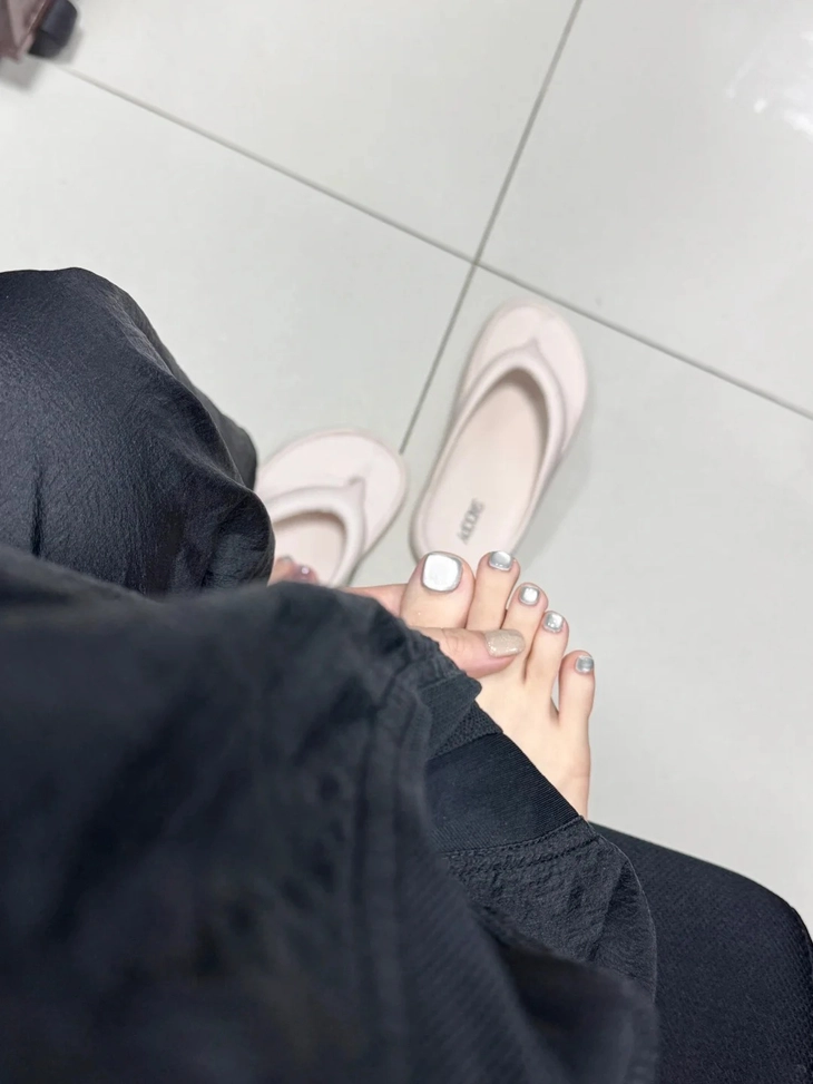Nail màu xám trắng ombre ngọt ngào