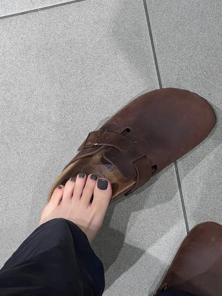 Nail màu xám trắng sữa nhẹ nhàng