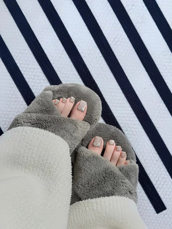 Nail màu xám trắng tinh khôi