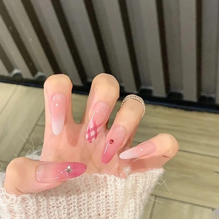 Nail ombre trắng hồng hot trend