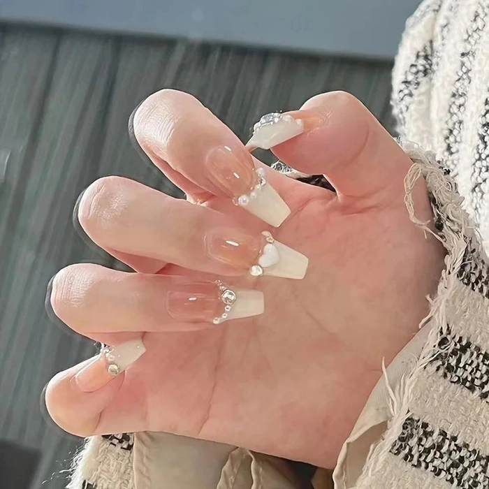 Nail tone hồng trắng dịu dàng