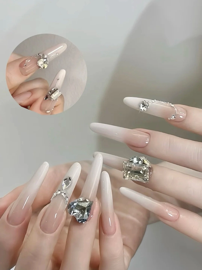 Nail trắng hồng dáng oval dễ thương