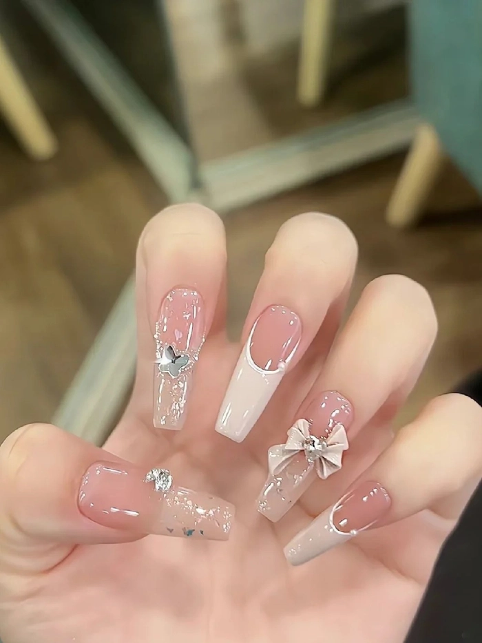Nail trắng hồng đính charm đẹp