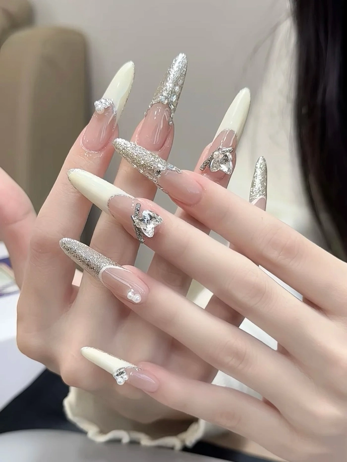 Nail trắng hồng đính đá sang chảnh