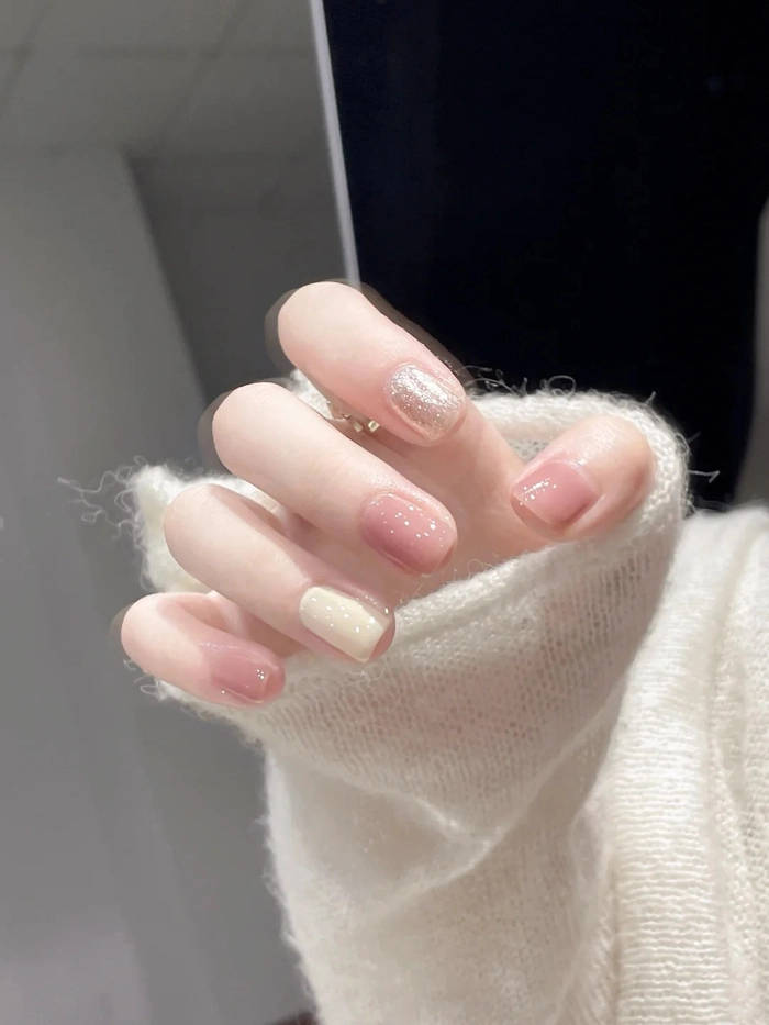 Nail trắng hồng đơn giản tinh khôi