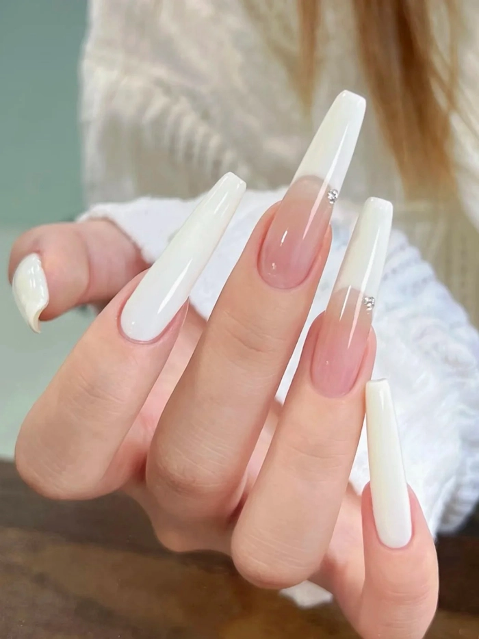 Nail trắng hồng nhẹ cho tay xinh