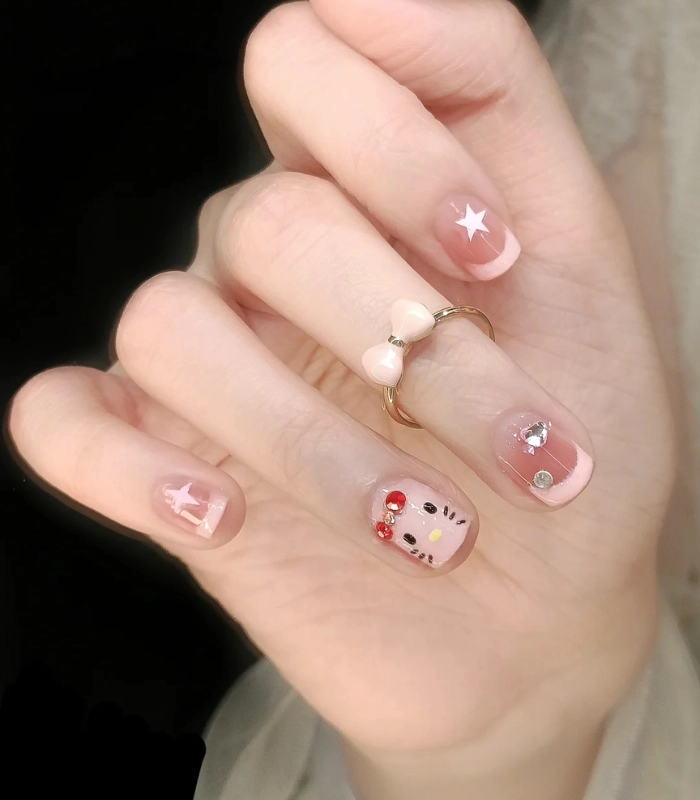 Những mẫu nail đẹp cho móng tay ngắn tone lạnh
