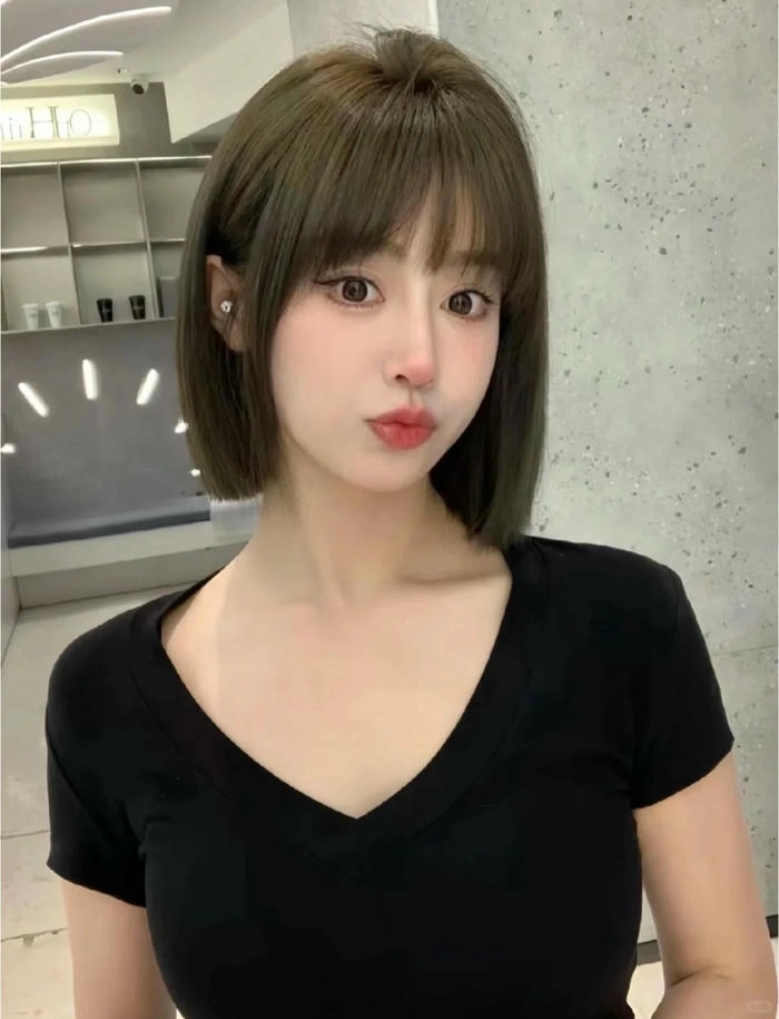 ảnh gái xinh tóc ngắn chu mỏ