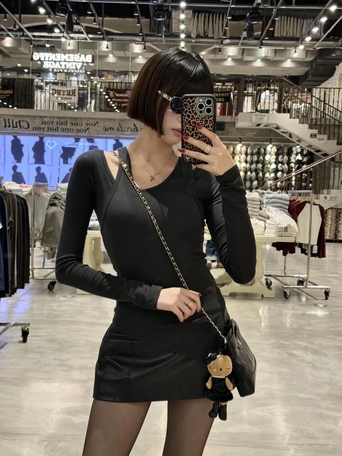 ảnh gái xinh tóc ngắn trước gương