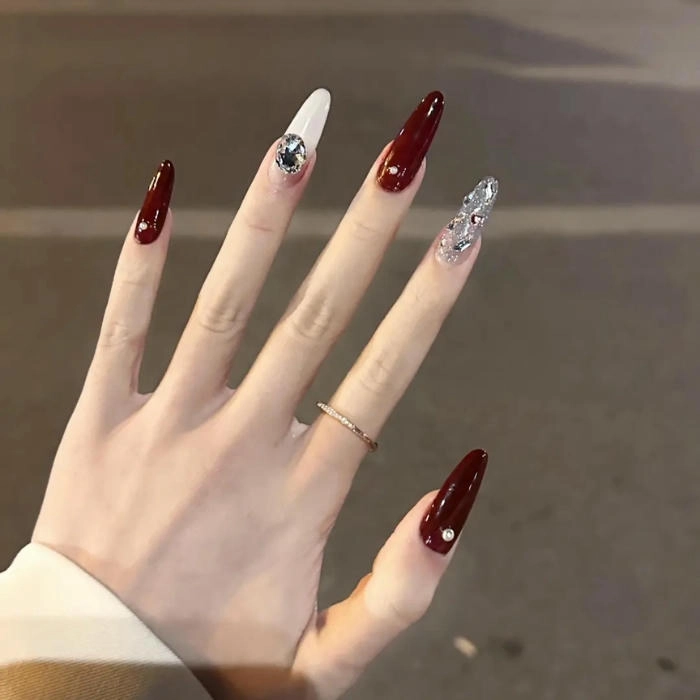 ảnh nail tay đỏ sang chảnh