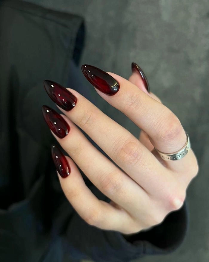 mẫu móng tay đỏ đậm