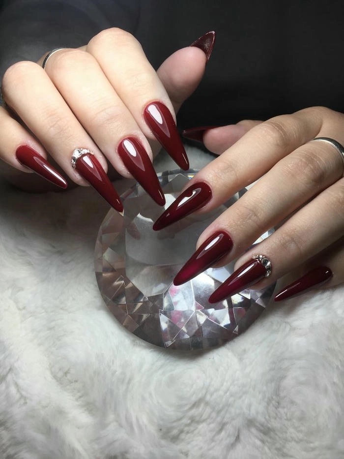 mẫu móng tay đỏ đơn giản đính đá
