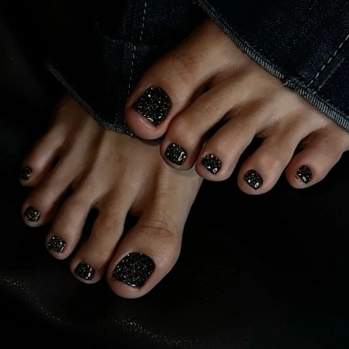 mẫu nail chân màu đen đẹp mắt
